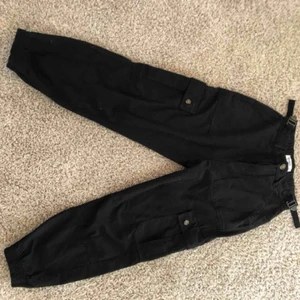 Byxor  - Svarta cargopants från pull&bear bra skick
