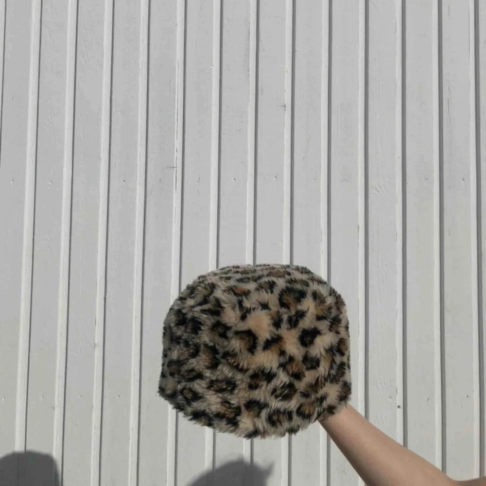 Säljer min helt oanvända fluffiga leopard mössa från beoynd retro . Accessoarer.