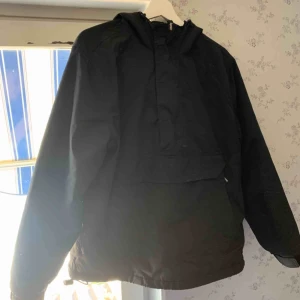  - Supreme windbreaker pullover, riktigt fett och bekväm, priset kan givetvis diskuteras, cond 6,5/10 pga att supreme texten på luvan har sömmarna börjat släppt så de är lite trådigt, Pris 1500 eller kom med bud