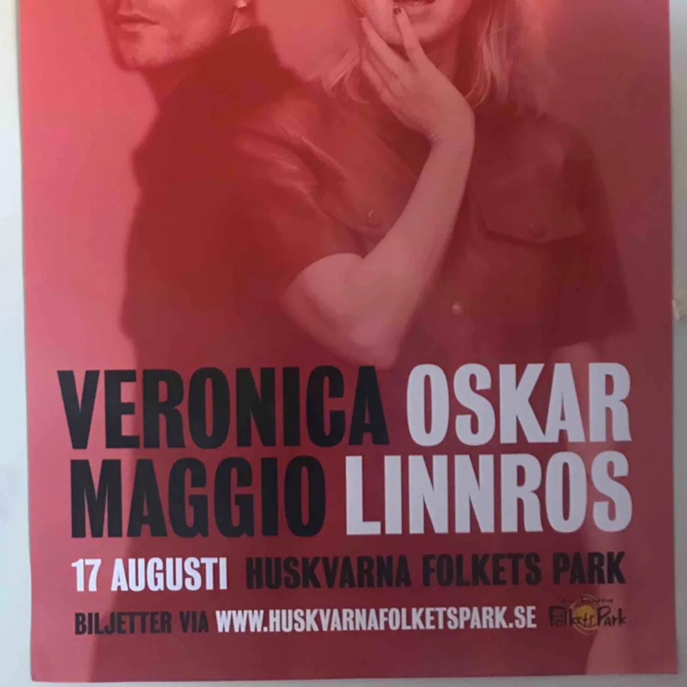 Veronica Maggio & Oskar Linnros poster från spelningen de gjorde på huskvarna sommaren 2019!! Postern har aldrig suttit uppe och är därför i superbra skick!. Övrigt.