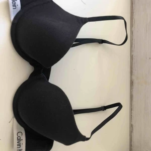  - Svart Calvin Klein BH i storlek 75A. Knappt använd då den är för liten. Betalning via swish. Kan mötas upp i trelleborg, malmö eller lund alternativt fraktas vilket köparen står. 