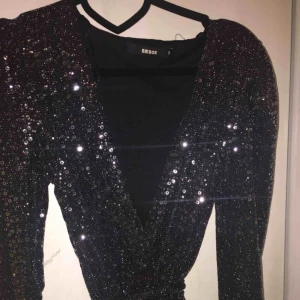 - Glitter jumpsuit Storlek: s  Aldrig använd  