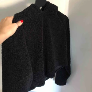 hoodie i teddymaterial - avklippt hoodie i teddymaterial från bikbok. lite oversize så passar även en M. använd ett fåtal gånger. 70kr exklusive frakt.