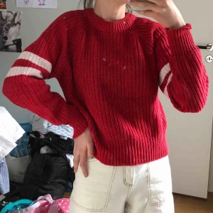  - Röd tröja från HM divided flitigt använd men i bra skick:)