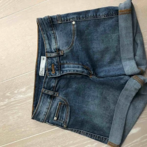  - Säljer dessa helt oanvända shorts från Cubus. Sjukt fina men tyvärr passar jag inte i shorts. Frakt 63kr ✨