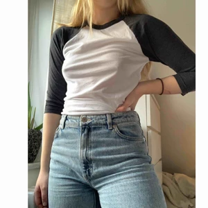  - Baseball-tröja från American apparel. Sitter bra på mig som brukar ha S! Kan fraktas eller så möts vi upp i Malmö!💛 