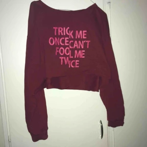  - Jag säljer denna sweatshirt som jag använt en gång så den ser ut som ny. Tvättas såklart innan den skickas. Det här är en cropped sweatshirt.  Kan skickas eller hämtas upp. Frakten står köparen för. Skriv för fler frågor eller bilder.