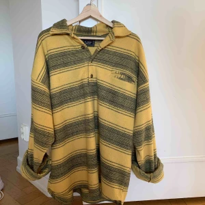  - En vintage DRÖM  Säljer denna fina vintage fleece, funkar fint oversize! Mycket fin men obs den är sliten vintage. Jag tycker inte att det stör utan snarare tillför men den är nopprig osv. Se bilder 😊🌸 En knapp saknas vid ena ärmslutet, inga hål.