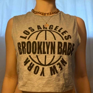 Croppat linne med tryck - Croppat linne, använd mer än 10 gånger. Nypris: okänt.