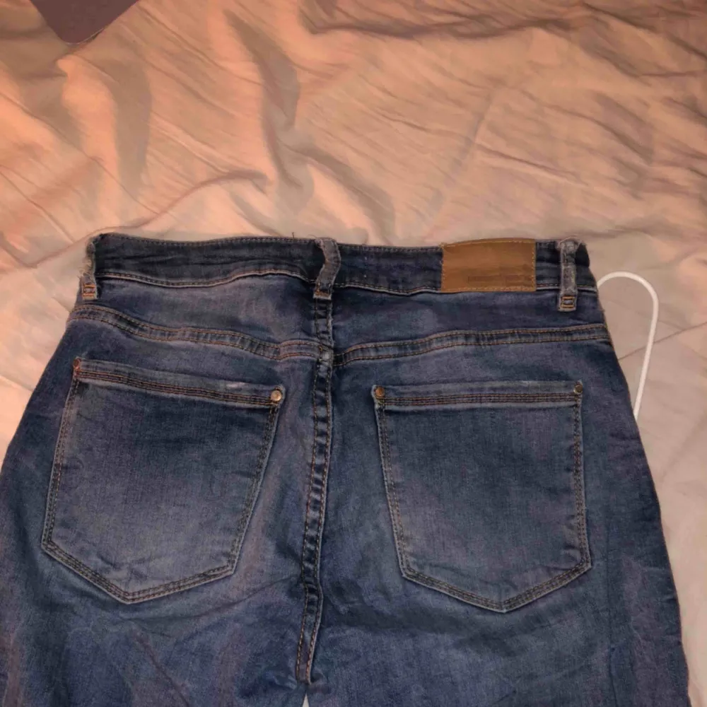 Frakt ingår inte! Jeans från Gina tricot med några slitningar, ett hål i fram som visas på bilden. Inte speciellt högmidjade. Jeans & Byxor.