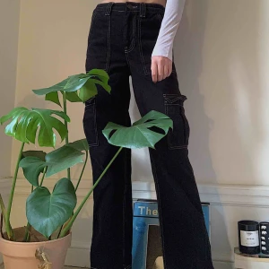  - Såå fina work wear/cargobyxor i svart med vita sömmar!! Knappt använda, säljs fortf i butik💓