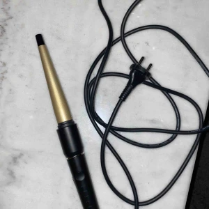  - Locktång från Andersson, använd 2 gånger då jag har två andra locktänger som är inprincip lika! Temperatur går att sälla mellan 120-200 grader, keramisk beläggning, 3 meter snurrbar sladd, 25mm vid tjockaste punkt, värmeindikdator.