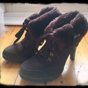  - Klackskor i stl 38 Fuskpäls och snörning  Väldigt sparsamt använda  Nypris ca 400:- 