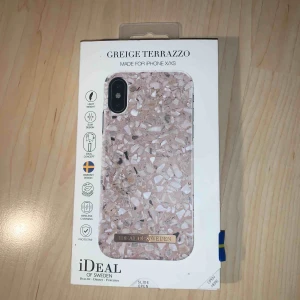  - Säljer ett superfint, oanvänt (endast provat) mobilskal från Ideal of Sweden. Skalet passar till IPhone X och IPhone XS och det säljes p.g.a att jag råkade köpa fel storlek. Färgen är ljusrosa och motivet heter ”Greige Terrazzo”. Frakt tillkommer.