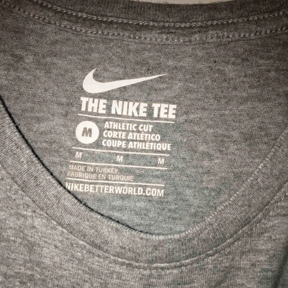Grå Nike t-shirt. M i herr storlek :) Möts upp i Stockholm annars står köparen för frakt. T-shirts.