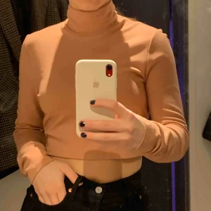  - En kortare tröja från BikBok, storleken är M på tröjan men sitter som en liten S, färgen syns inte så bra på bilderna men den är rosa/orange/beige, superfin färg!