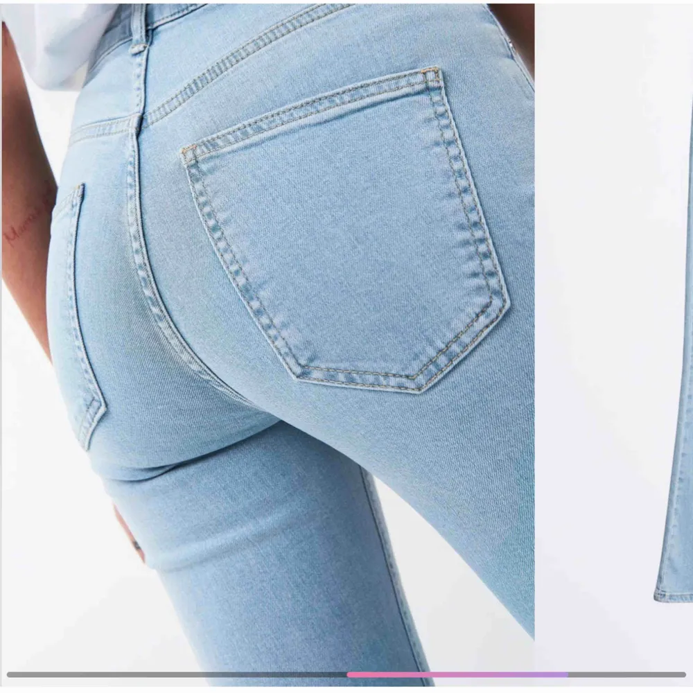 Natasha bootcut jeans från Ginatricot. I fint skick, men är uppsydda för att passa längden 160 cm. Säljer då det inte är min stil längre. Jeans & Byxor.