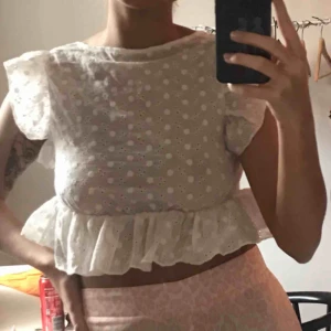  - Vit see through blus, köpt i Thailand. Aldrig använd! Lite sönder där fram men det går att fixa💕💖 köpare betalar frakt
