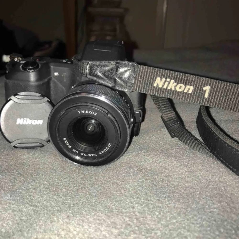 Nikon 1 v2, great condition, reason for selling is because I don’t use it anymore but it is a great camera with awesome features  . Övrigt.