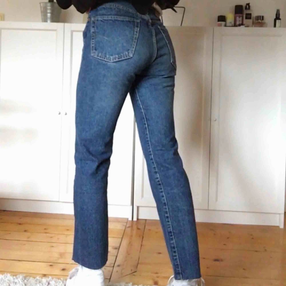 Vintage diesel-jeans! Insydda och passar en W 26/27. Jag är själv 170 cm. Köparen står för frakten. . Jeans & Byxor.