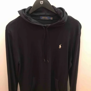  - Skick 10/10  Tunt material, troligtvis den skönaste tröjan någonsin men är tyvärr för liten Den är marinblå, kanske inte syns på bilden riktigt