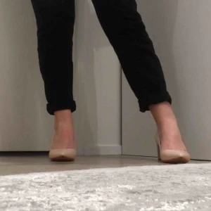  - Beiga klackar med ”trä” klack. Använt en gång- jättebra skick.