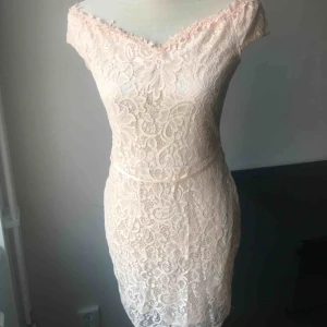  - Oanvänd klänning i storlek M