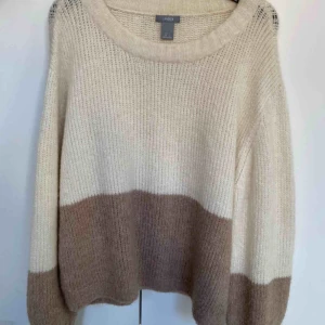  - Stickad tröja  Köparen står för frakt 