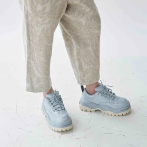  - Eytys Angel Canvas i light blue/ljusblå  Mycket fint skick, endast använda ett fåtal gånger. Älskar skorna men måste sälja pga storlek  Kan fraktas mot fraktkostnad