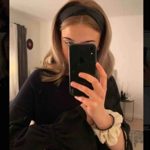  - Jättefin tröja med utsvängda ärmar som man själv knyter ihop, kommer från Mango och är knappt använd, 60kr exklusive frakten💘