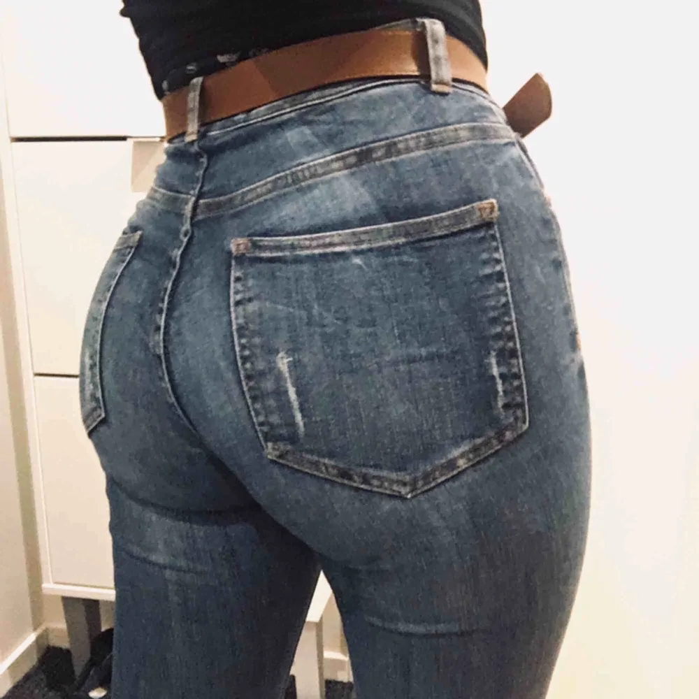 Super snygga jeans med hög midja. Lite stor i storleken!! Stretchiga och sköna! . Jeans & Byxor.