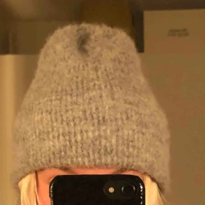  - Superfin och varm grå mössa från Samsøe Samsøe! Nypris 400kr, bra skick!