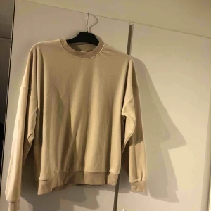  - Vit mjukiströja, aldrig använd. Storlek S.