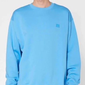  - SKITSNYGG blå acne studios tröja, storlek xxs men sitter som s! Finns inga täcken på att den har varit använd, så gott som ny! 