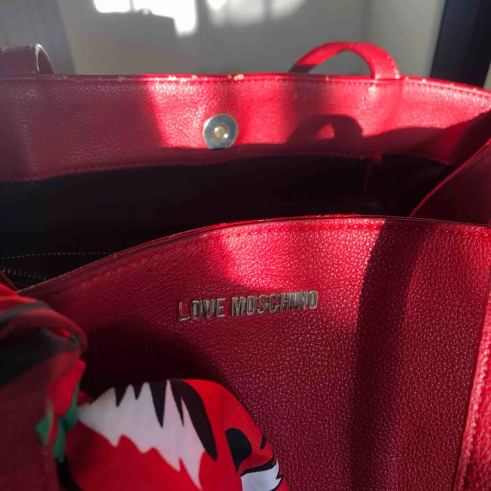Shoppingväska från Love Moschino, kan användas på två sätt som visat på bilderna. Få slitagemärken, i övrigt bra skick. Nypris ca 2000:-. Väskor.