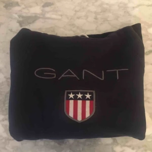  - Ganttröja i herrstorlek XS. Sitter som en S på mig.  Gott skick utan skador. Frakt ingår i priset. 