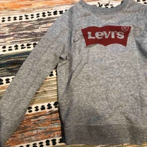  - Levi’s sweatshirt. Bra skick. Köparen står för frakt