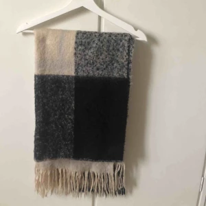  - Svart och vit lång och varm halsduk från HM  I fint begagnat skick  Nypris 250:-  Finns i Hägerstensåsen eller kan träffas någonstans i stan enligt överenskommelse 