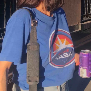  - t-shirt köpt secondhand i New York, oversize men supersnygg instoppad i jeans! 