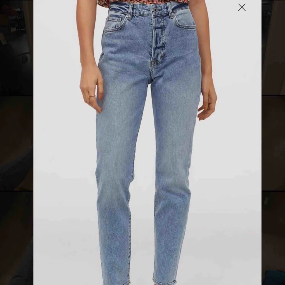 Dom populära slutsålda slim mom jeansen från H&M ⚡️⚡️⚡️ Storlek 34 och högmidjade, snygga som fan men tyvärr för stora för mig 🥺 Prislapp kvar. Jeans & Byxor.