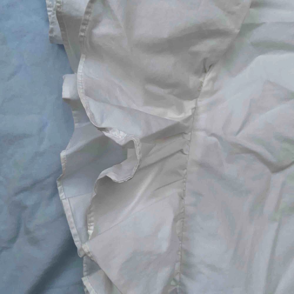 Snygg vit blus från ZARA med stora volanger vid sidan! Storlek S😍 frakten står du för. Blusar.