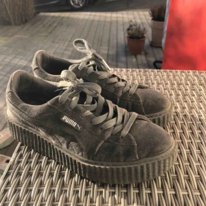 Rihanna x puma sneakers - Rihanna x puma skor nästan aldrig använt, hög sula och sjukt sköna. Färgen är typ grå silvrig. Originalpris cirka 1900 kr. Fråga gärna för fler bilder