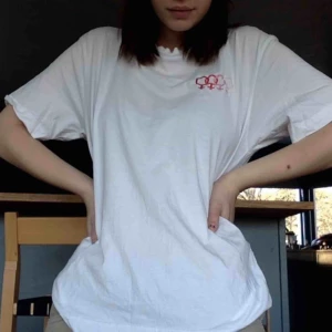  - Fin oversized T-shirt med en spoof på audis logga