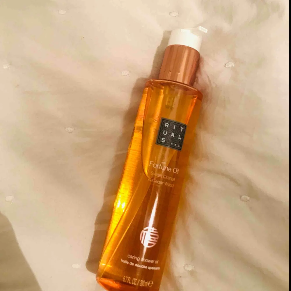 Oöppnad Shower oil från Rituals ✨ med doft av söt apelsin och cederträ.   🌺Köparen står för frakten🌺. Övrigt.