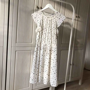  - Sommarklänning med blommor på, använd men ser ut som ny fortfarande! 