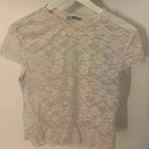  - mycket fin vit, spets topp från zara, knappt använd