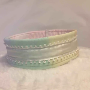  - Ett hundhalsband som jag sydde själv. 35 cm runt halsen. Frakt ingår. Kan inte sälja billigare :)