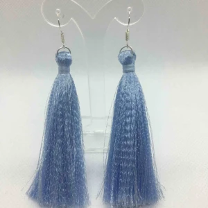  - Eleganta handgjorda örhängen.  Satintrådarna har en lätt vågform som ger örhängen ett elegant utseende.  Total längd: 90mm Tassel längd: 75mm Material: satin Metal: ss Färg : light blue  Kan skicka i hela Sverige. Köpare betala frakten.