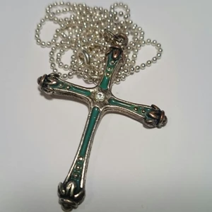 Emaljerat halsband, vintage - Turkost emaljerat kors 3,4x4,6 cm inkl Sterling silverkedja 60 cm. Fint skick. Frakt tillkommer.