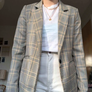  - Cool vintageinspirerad kavaj. Bra skick och passar till mycket. 150 kr + frakt